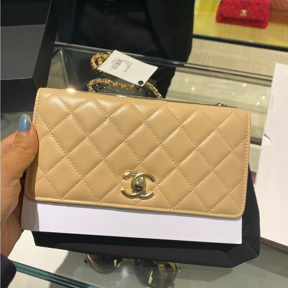 Chanel trendy wallet on chain